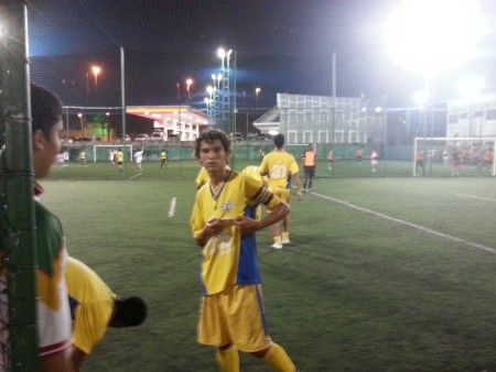 CHIMBINHA POSANDO PRA FOTO DOS PAPARAZZI APOS MARCAR UM DE SEUS 2 GOLS - JOGO COSMOS 6 X 5 REBELDIÕES 31/10/2012 AMISTOSO PELA FEDERAÇÃO CARIOCA DE 7